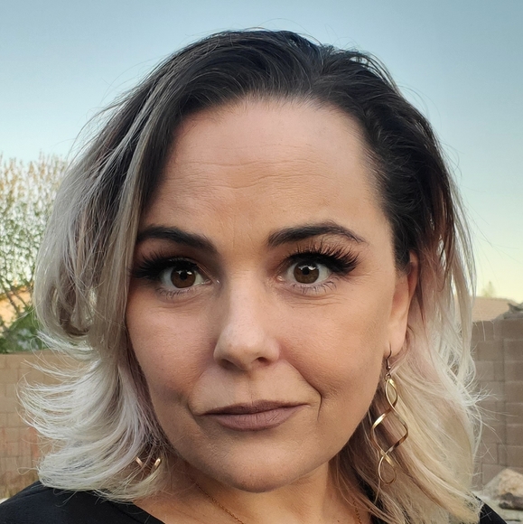 Meet your Posher, Eliza - Picture 2 of 5